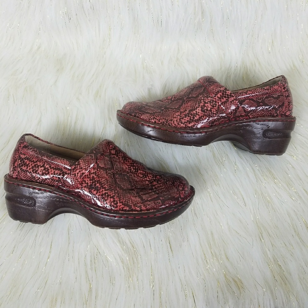 BOC Born Pink/Brown Faux Snake Skin Clogs Sz 8.5